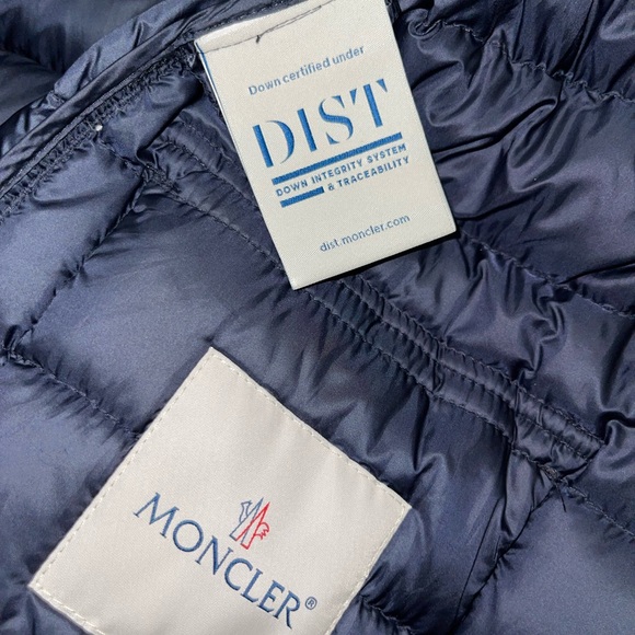 Navy Moncler jacket in perfect condition light weight and super comfortable - Picture 4 of 8